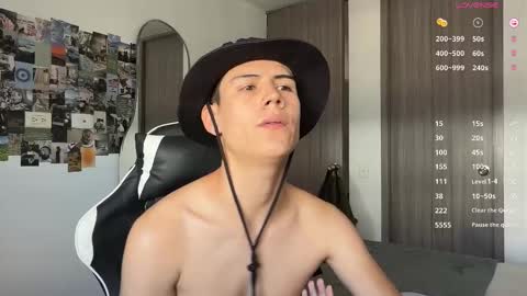 Snapshot of hey_cesard chatting on 10/21/25, 04:08 hey_cesard online show from 10/21/25, 04:08