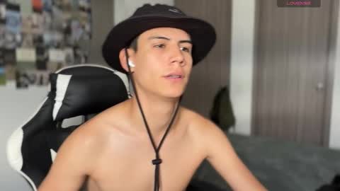 Snapshot of hey_cesard chatting on 10/23/25, 03:22 hey_cesard online show from 10/23/25, 03:22