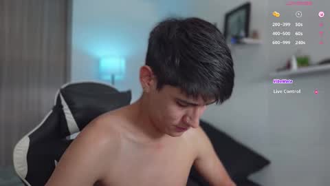 Snapshot of hey_cesard chatting on 11/04/25, 03:33 hey_cesard online show from 11/04/25, 03:33