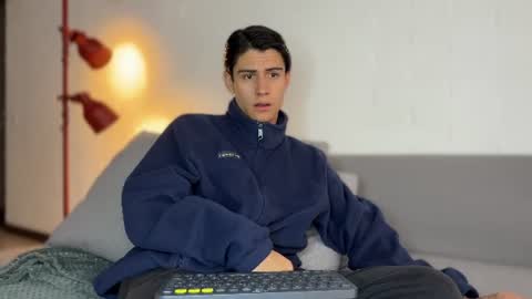 Snapshot of hey_cesard chatting on 06/17/26, 12:18 hey_cesard online show from 06/17/26, 12:18