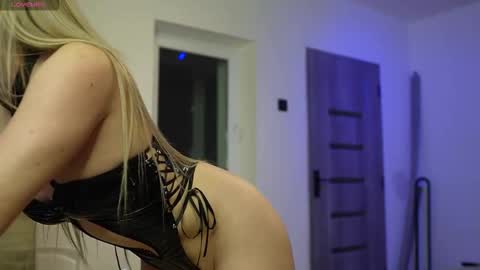 Snapshot of hey_siry chatting on 10/18/25, 03:57 Siry online show from 10/18/25, 03:57