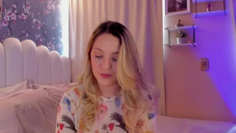 Snapshot of heymartina chatting on 04/29/26, 06:14 Martina Ricci Show schedule Monday to Friday 8am colombia time I work some weekends online show from 04/29/26, 06:14