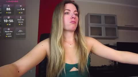 Snapshot of hi_bye_ chatting on 12/16/25, 07:57 Lina online show from 12/16/25, 07:57