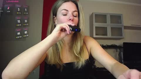 Snapshot of hi_bye_ chatting on 04/07/26, 09:32 Lina online show from 04/07/26, 09:32