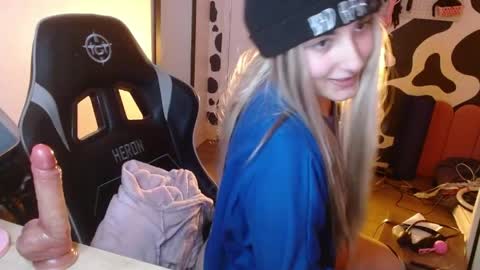 Snapshot of hi_elora chatting on 05/19/26, 01:56 Elora online show from 05/19/26, 01:56