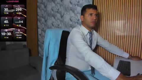 Snapshot of hiddenoffice chatting on 12/15/25, 09:57 George online show from 12/15/25, 09:57