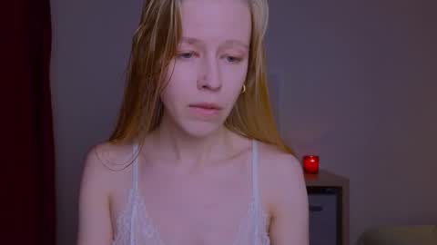 Snapshot of hihi_im_chloe chatting on 11/17/25, 12:16 Chloe online show from 11/17/25, 12:16