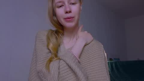 Snapshot of hihi_im_chloe chatting on 11/24/25, 05:29 Chloe online show from 11/24/25, 05:29