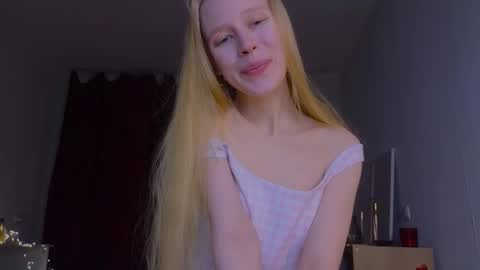 Snapshot of hihi_im_chloe chatting on 11/26/25, 11:50 Chloe online show from 11/26/25, 11:50