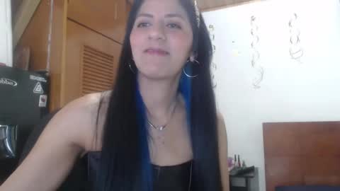 hilaril18 online show from 12/20/24, 11:47