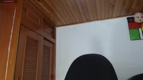 hilaril18 online show from 11/25/25, 12:10