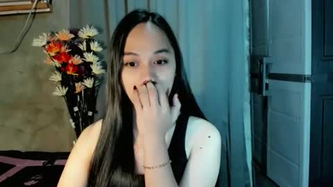 Snapshot of hilarymolly chatting on 04/18/26, 10:21 hilarymolly online show from 04/18/26, 10:21