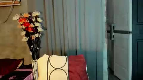 Snapshot of hilarymolly chatting on 04/23/26, 12:29 hilarymolly online show from 04/23/26, 12:29