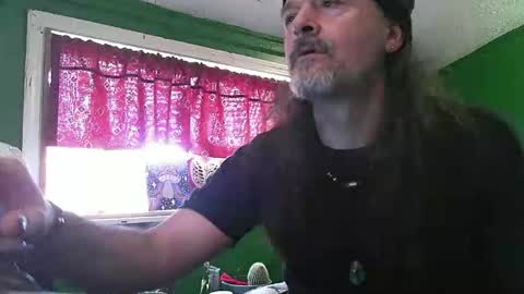 Snapshot of hippiedad333 chatting on 04/19/26, 09:50 hippiedad333 online show from 04/19/26, 09:50