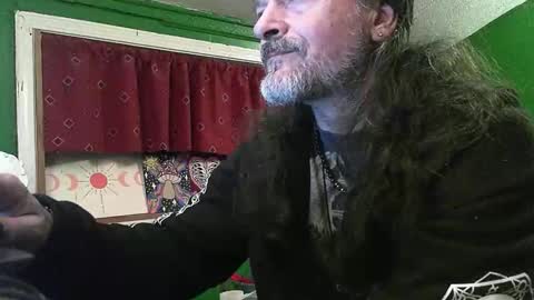 Snapshot of hippiedad333 chatting on 04/21/26, 02:51 hippiedad333 online show from 04/21/26, 02:51