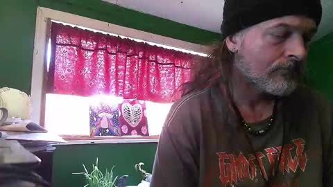 Snapshot of hippiedad333 chatting on 04/24/26, 08:55 hippiedad333 online show from 04/24/26, 08:55