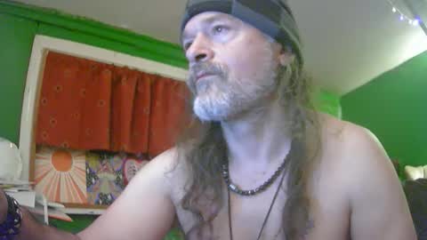 Snapshot of hippiedad333 chatting on 05/28/26, 06:21 hippiedad333 online show from 05/28/26, 06:21