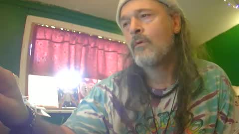 Snapshot of hippiedad333 chatting on 05/28/26, 10:18 hippiedad333 online show from 05/28/26, 10:18