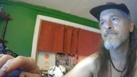 Snapshot of hippiedad333 chatting on 06/24/26, 04:33 hippiedad333 online show from 06/24/26, 04:33