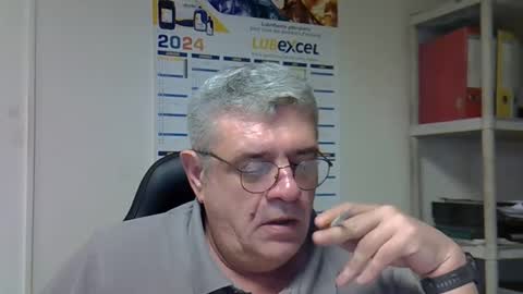 Snapshot of hippopotame17 chatting on 12/26/24, 01:10 hippo online show from 12/26/24, 01:10