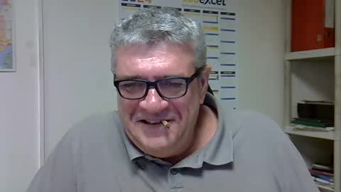 Snapshot of hippopotame17 chatting on 12/27/24, 01:39 hippo online show from 12/27/24, 01:39