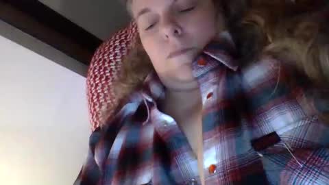 Snapshot of hippysnewhere chatting on 04/26/26, 12:52 hippysnewhere online show from 04/26/26, 12:52