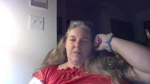 Snapshot of hippysnewhere chatting on 05/19/26, 09:26 hippysnewhere online show from 05/19/26, 09:26