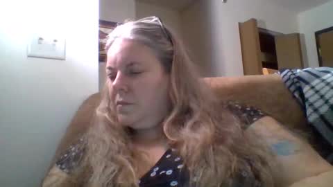 Snapshot of hippysnewhere chatting on 06/02/26, 06:04 hippysnewhere online show from 06/02/26, 06:04