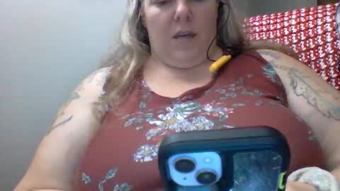 Snapshot of hippysnewhere chatting on 06/07/26, 12:15 hippysnewhere online show from 06/07/26, 12:15
