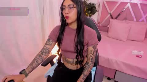 Snapshot of hisis_tay chatting on 10/11/25, 11:42 hisis online show from 10/11/25, 11:42