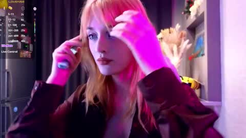 Ella online show from 09/17/25, 05:25