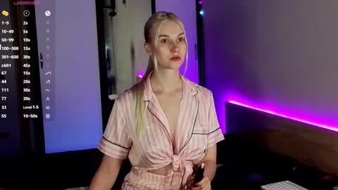 Snapshot of hitchcocianblonde_ chatting on 10/01/25, 06:03 Mary online show from 10/01/25, 06:03