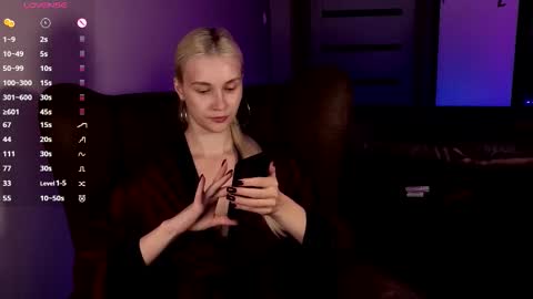 Snapshot of hitchcocianblonde_ chatting on 10/14/25, 07:14 Mary online show from 10/14/25, 07:14