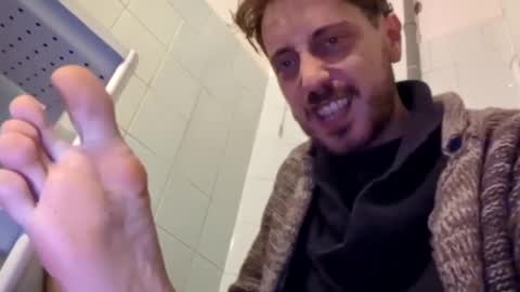 Snapshot of hitmenoww chatting on 12/21/24, 09:36 hitmenoww online show from 12/21/24, 09:36