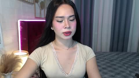 Snapshot of hoelymolly chatting on 04/21/26, 12:01 hoelymolly online show from 04/21/26, 12:01