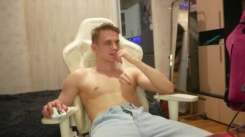 Snapshot of holiday_boys chatting on 10/09/25, 09:13 Extaz  Athrey  Howard online show from 10/09/25, 09:13