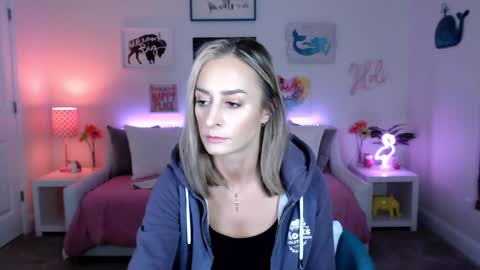 Holi Hurricane online show from 02/02/25, 03:32