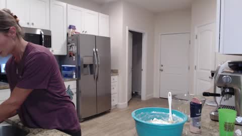 Holi Hurricane online show from 09/18/25, 02:57