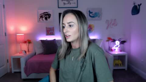 Holi Hurricane online show from 10/08/25, 02:42