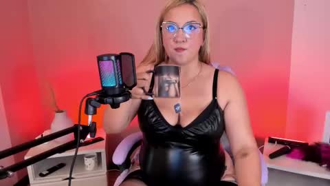 Hollie online show from 01/06/26, 01:15