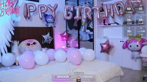 Snapshot of holliwould_ chatting on 04/10/26, 12:54 Holli online show from 04/10/26, 12:54