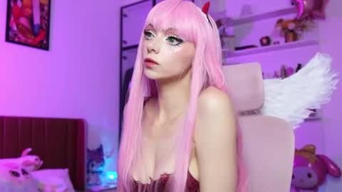 Snapshot of holliwould_ chatting on 05/17/26, 12:45 Holli online show from 05/17/26, 12:45