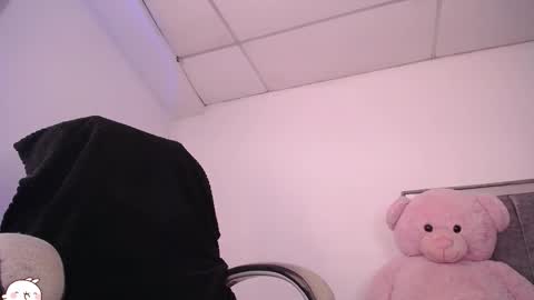 holly_16 online show from 11/06/25, 08:54