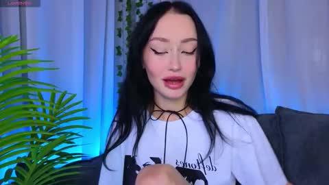 holly_berryy_ online show from 10/11/25, 02:00