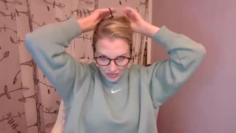 Snapshot of holly_bourbon chatting on 10/31/25, 11:50 holly_bourbon online show from 10/31/25, 11:50