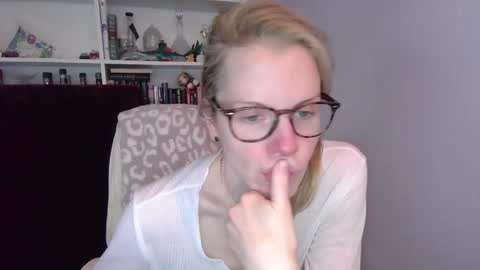 Snapshot of holly_bourbon chatting on 03/03/26, 08:37 holly_bourbon online show from 03/03/26, 08:37