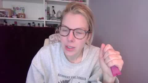 Snapshot of holly_bourbon chatting on 03/15/26, 07:09 holly_bourbon online show from 03/15/26, 07:09