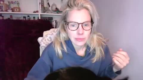 Snapshot of holly_bourbon chatting on 04/07/26, 11:04 holly_bourbon online show from 04/07/26, 11:04