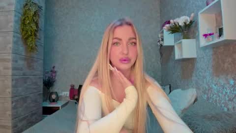 holly_molly8 online show from 10/25/25, 08:47