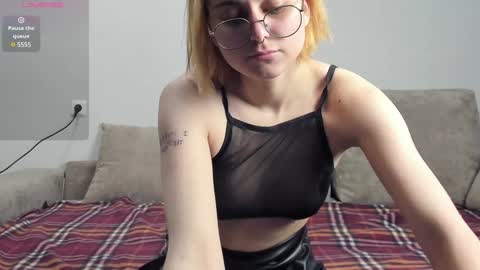 Snapshot of holly_pollyy chatting on 01/09/25, 05:02 Polly online show from 01/09/25, 05:02